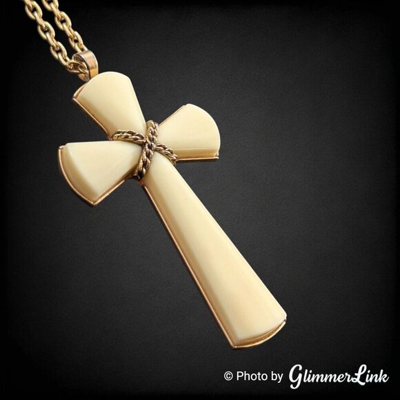 Vintage 70s Avon Juliet Cream Lucite Cross Gothic Gold Tone Pendant Necklace - Picture 2 of 7